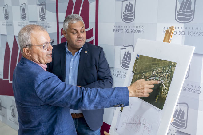 El Ayuntamiento inicia el acondicionamiento del frente marítimo de Puerto Lajas