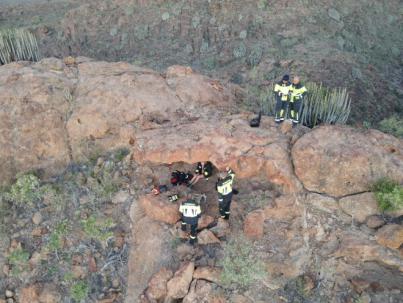 Bomberos de San Bartolomé de Tirajana rescatan a una senderista, desorientada y herida, valiéndose de un dron