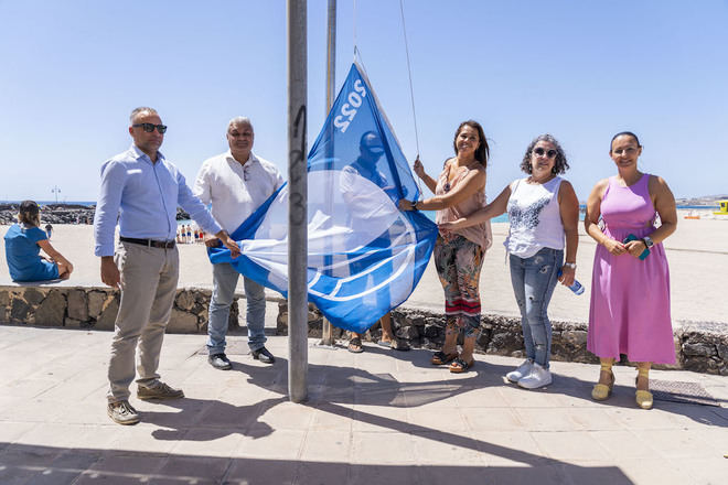 La Playa de Los Pozos, la de Puerto Lajas y Playa Blanca ondean, otro año más, sus banderas azules