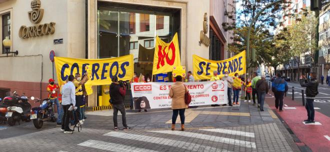 CCOO y UGT se encierran en la oficina principal de Correos en LPGC contra el 'desguace' del servicio