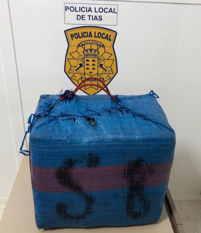 La Policía Local de Tías halla un fardo de hachís en una playa de Puerto del Carmen