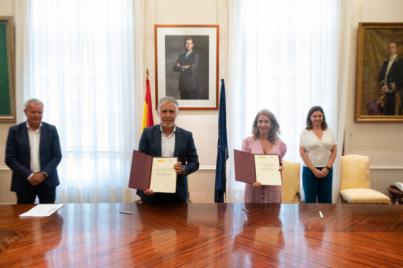 El presidente de Canarias y la ministra firman la bonificación al transporte colectivo hasta el 50%
