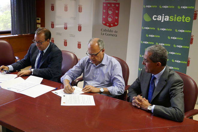 La Gomera y Cajasiete firman un convenio para el fortalecimiento económico de la Isla