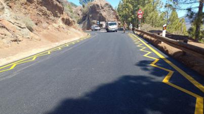 El Cabildo resalta la prohibición de aparcar en la carretera junto al Roque Nublo con nuevas marcas viales