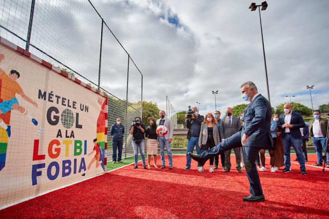 Los socialistas meten un gol a la homofobia