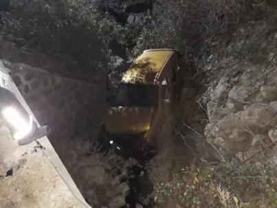 Bomberos de Tenerife rescata a un hombre en Arico tras precipitarse con su vehículo