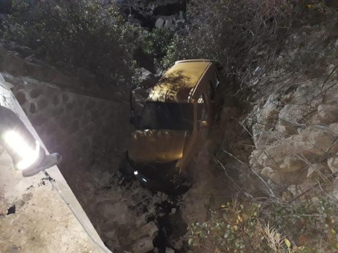 Bomberos de Tenerife rescata a un hombre en Arico tras precipitarse con su vehículo