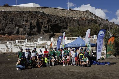 Trabajadores de HiperDino refuerzan su compromiso ambiental en la playa de San Borondón