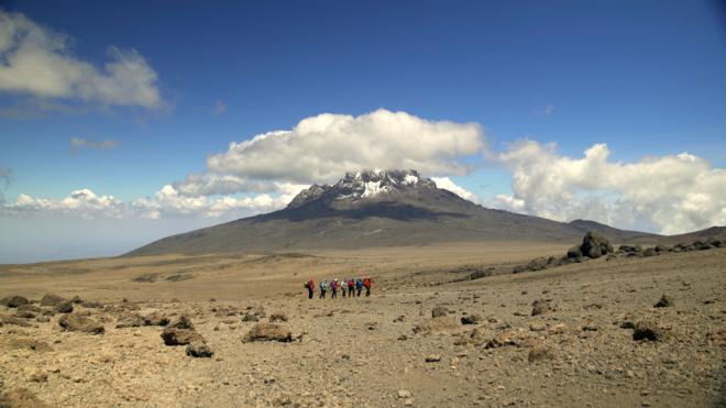 Veinte mujeres XL rompen estereotipos y escalan el Kilimanjaro