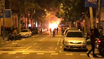 Coches quemados, cócteles molotov y ácido contra los Mossos en la tercera noche de caos en Barcelona