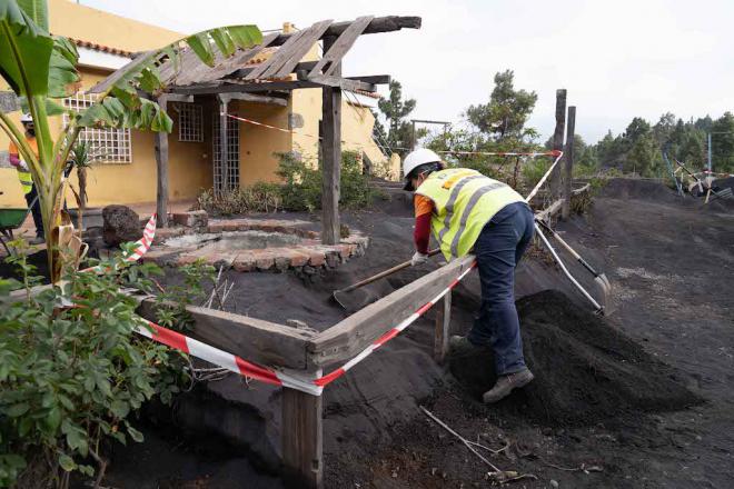 Gesplan retira la ceniza de más de 400 viviendas y 90 parcelas agrícolas de La Palma
