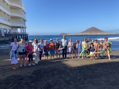 El servicio de rehabilitación fisioterapéutico en el mar beneficia a una treintena de personas con fibromialgia y cáncer de mama