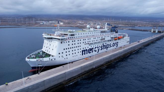 El puerto de Granadilla acoge al mayor buque hospital civil del mundo