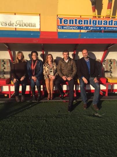Natalia Mármol logra que se renueve por fin el césped del campo de La Palmera