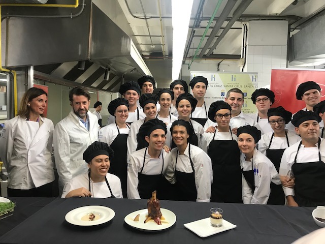Los alumnos del Hotel Escuela Santa Cruz confeccionan 500 menús solidarios para Navidad