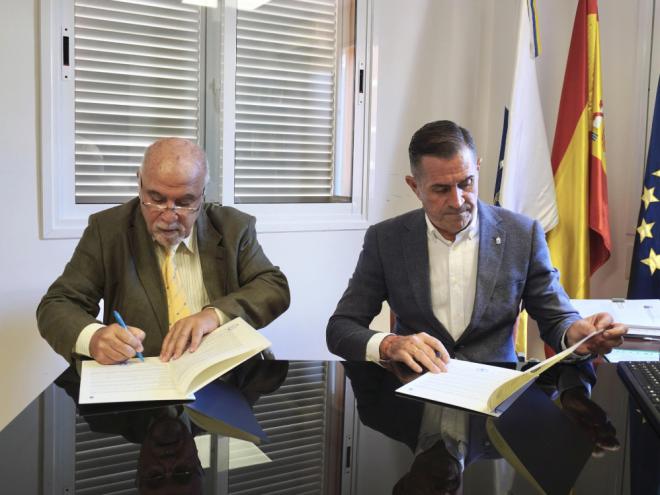 Primer paso para la digitalización de “Hoja del Lunes”