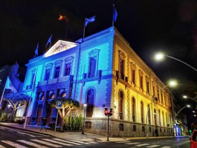La fachada del Ayuntamiento se ilumina con los colores de Ucrania en contra de la invasión