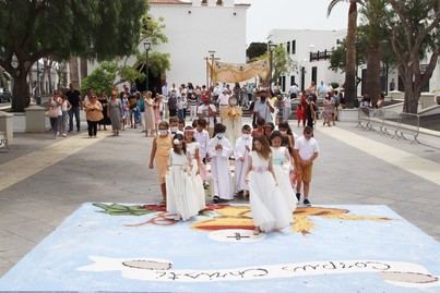 El arte callejero engalana el Corpus en la Plaza de Yaiza