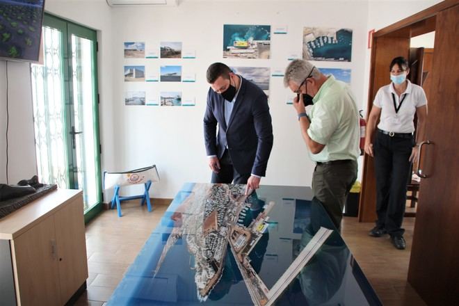 Playa Blanca acoge en su Oficina de Turismo la exposición ilustrativa sobre el nuevo puerto