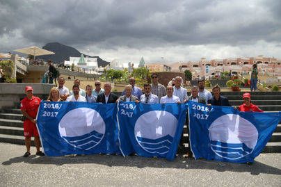 En cinco playas de Costa Adeje ya ondean la bandera azul