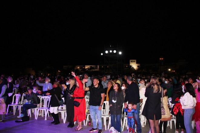 Trepidante espectáculo de comparsas en Playa Blanca