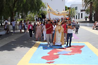 Las alfombras de sal marcan el camino del Corpus en Yaiza