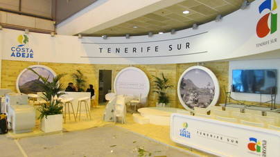 El stand de Costa Adeje, a punto para abrir sus puertas a los profesionales en la mañana de este miércoles