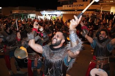 La alegría del Carnaval cruza el corazón de Playa Blanca