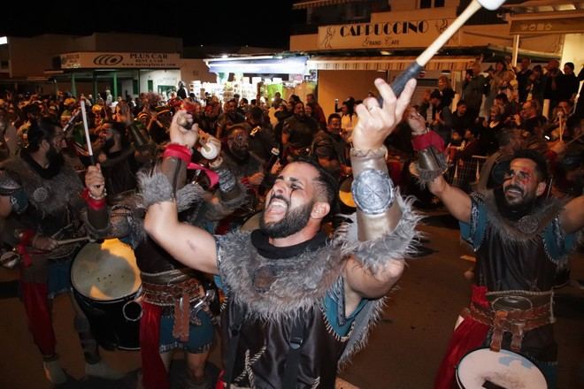 La alegría del Carnaval cruza el corazón de Playa Blanca
