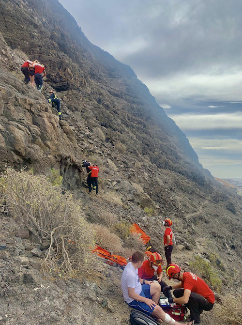 Bomberos de Tenerife rescata a una senderista en los acantilados de Los Gigantes