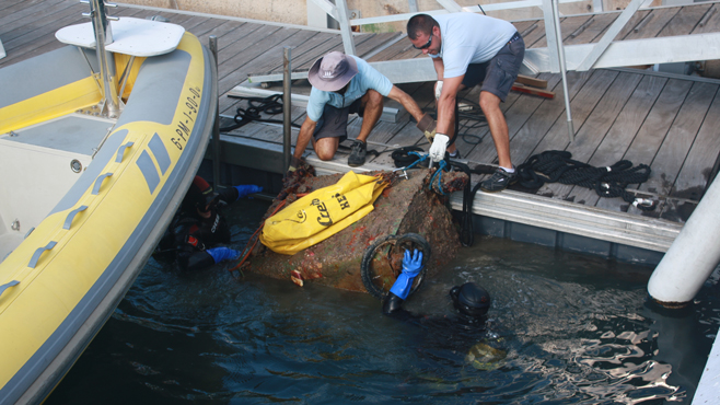 Foto de archivo de una acción de limpieza del litoral en Marina Port de Mallorca (Palma, Baleares, España).