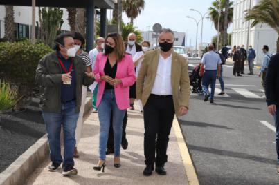 Corujo recibe al presidente en su visita el Hospital Doctor José Molina Orosa y su apoyo al sector empresarial