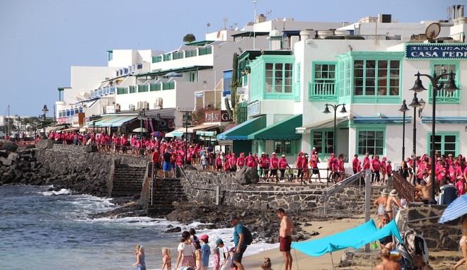 La marea rosa cubre Playa Blanca para ayudar a ganar la batalla de la vida