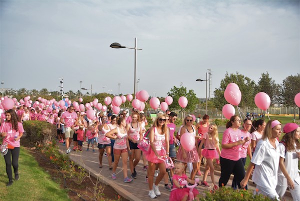 La caminata contra el Cáncer de Mama reunió a 700 personas en Maspalomas