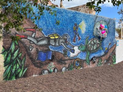 El IES José Frugoni Pérez inaugura un mural para concienciar sobre la contaminación de los plásticos en los mares