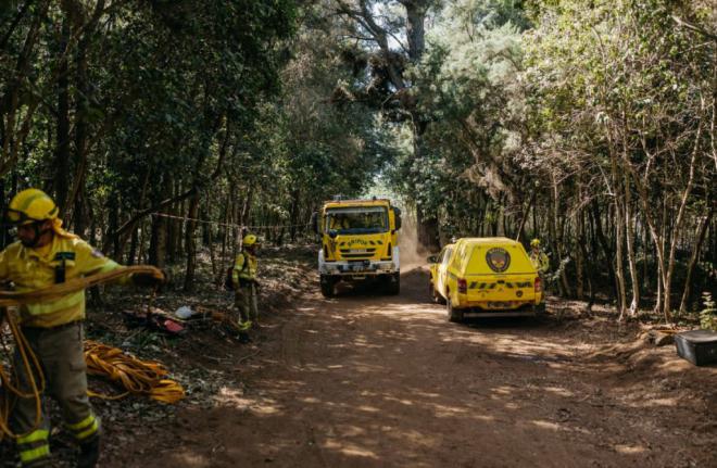 El Cabildo trabaja en la zona de Ravelo para extinguir las reactivaciones