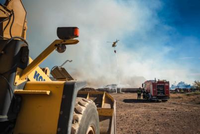 Bomberos de Tenerife sectoriza el incendio de la planta de compostaje de Arona para extinguirlo