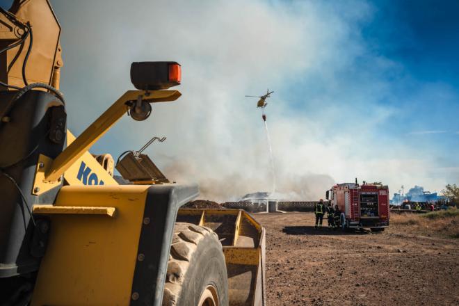 Bomberos de Tenerife sectoriza el incendio de la planta de compostaje de Arona para extinguirlo