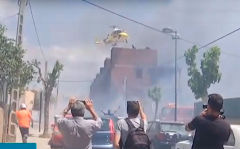 Rescatados en helicóptero de un edificio okupado en llamas de Ibiza