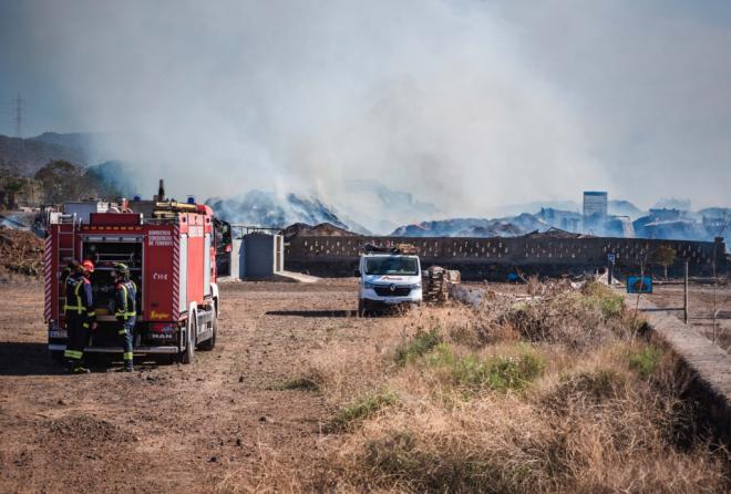 Bomberos de Tenerife da por extinguido el incendio de la planta de compostaje