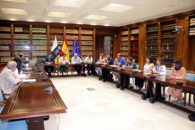 La AMTC arranca el compromiso de los grupos parlamentarios de retrasar la aplicación del decreto de playas