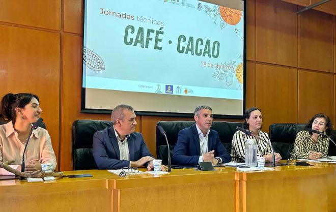 Investigadores del ICIA estudian la viabilidad de los cultivos de café y cacao en Canarias