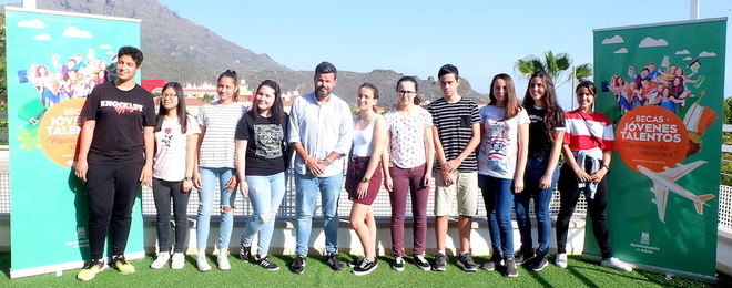 Adeje reconoce el talento de diez jóvenes