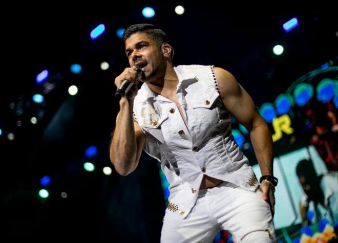 Jerry Rivera triunfa con “No le cuentes”, un éxito que cantará en Santa Cruz