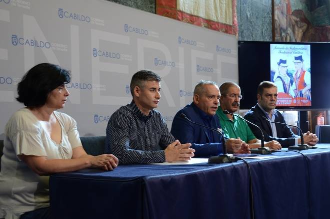 El Cabildo busca unificar criterios de confección de la indumentaria tradicional de las islas