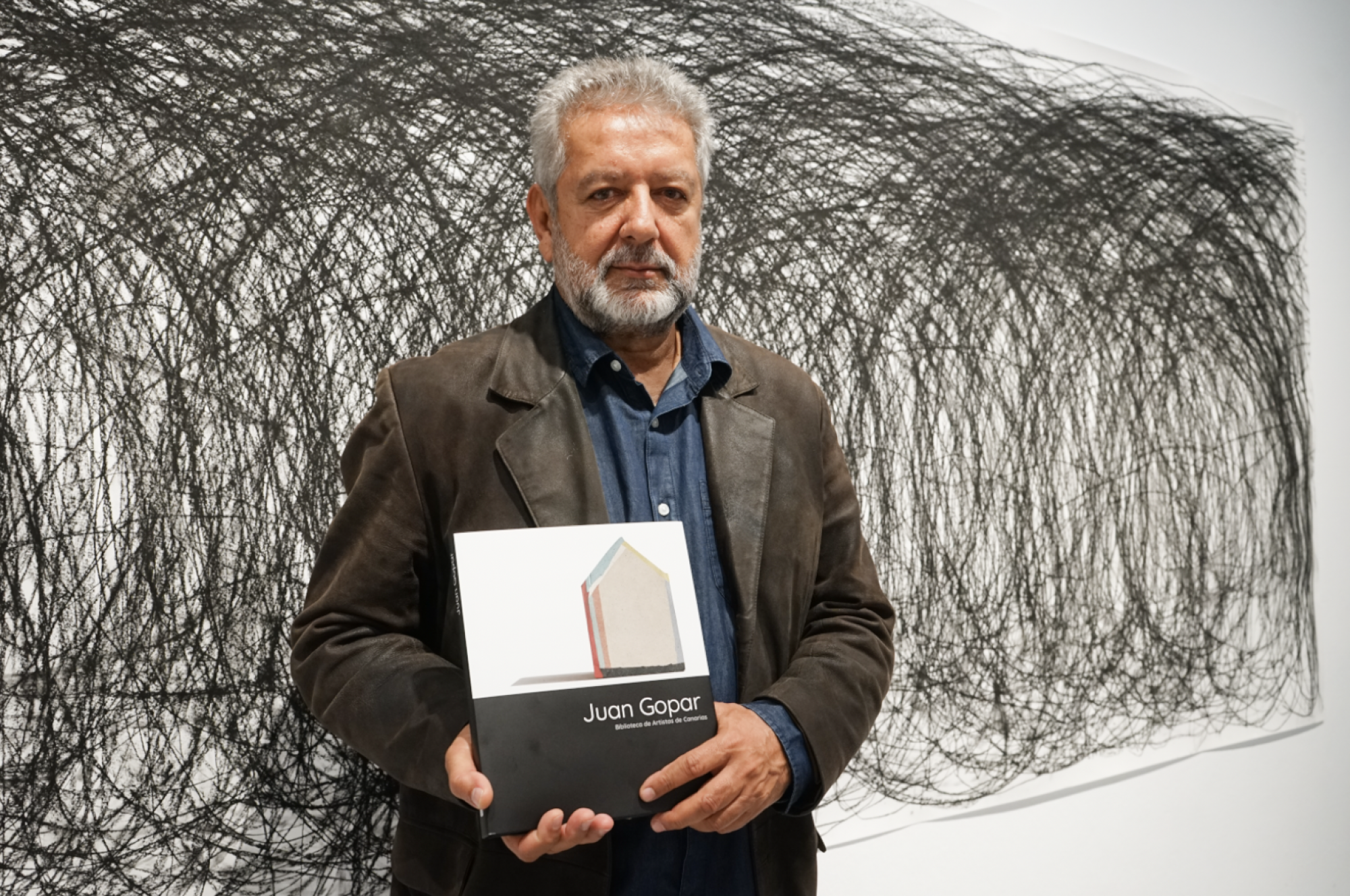 La Biblioteca de Artistas de Canarias incluye a Juan Gopar, un creador en la orilla