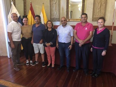 Josefa Mesa recibe a la nueva directiva de taxistas isoranos