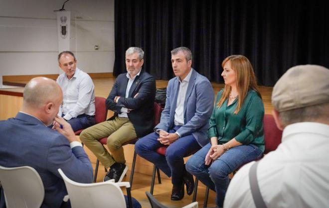 Clavijo y Domínguez reafirman ante afectados del volcán que La Palma es una “prioridad real”