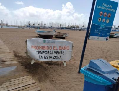 La playa de Las Alcaravaneras cerrada al baño de manera temporal