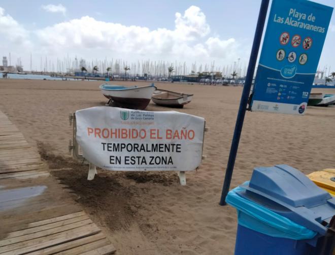 La playa de Las Alcaravaneras cerrada al baño de manera temporal